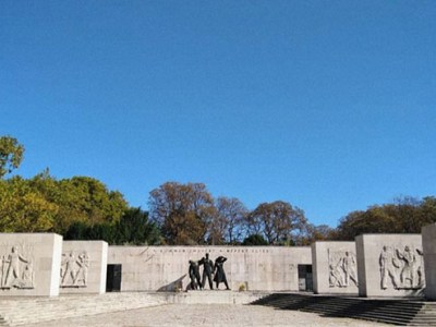 IL PALAZZO CADUTO NELL’OBLIO. LA MEMORIA DEL SOCIALISMO E L’UNGHERIA DI&nbsp;OGGI