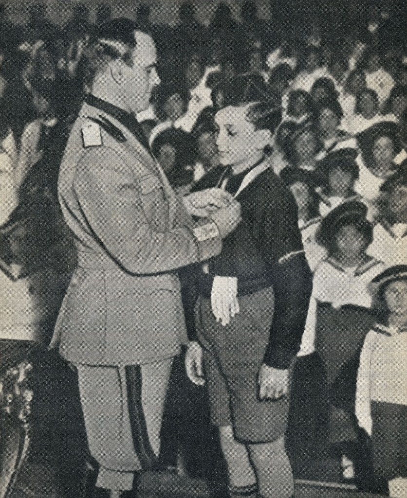 Renato Ricci premia un Balilla, 1933